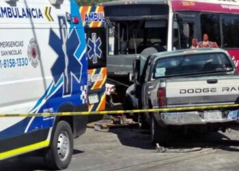 Muere conductor al chocar de frente contra camión urbano en San Nicolás, NL