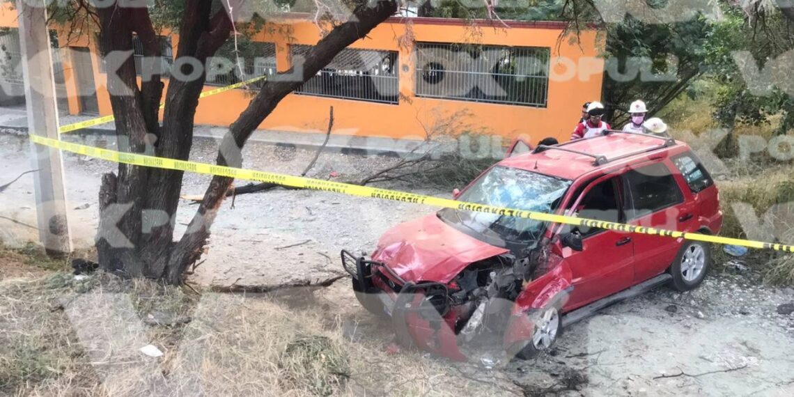 Muere hombre al impactar su vehículo contra un árbol en Ciudad Victoria, Tamaulipas 