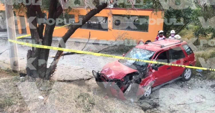 Muere hombre al impactar su vehículo contra un árbol en Ciudad Victoria, Tamaulipas
