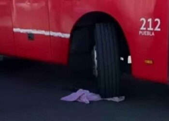 Mujer con menor resulta atropellada en cruce peligroso del bulevar en Paseo Destino, Puebla