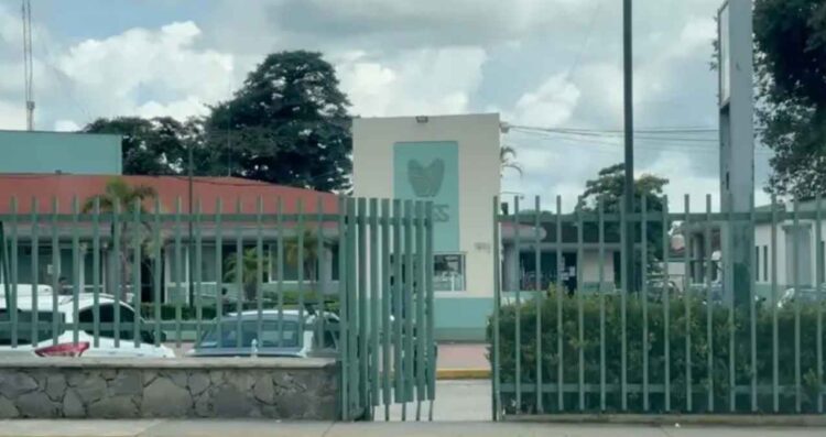 Niño muere por intoxicación tras usar anafre durante frío extremo en Tetelcingo