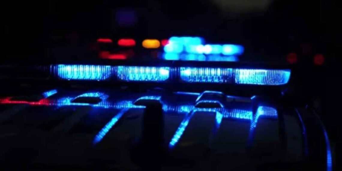 Omite alto y provoca fuerte choque con proyección hacia malla ciclónica en Nuevo Laredo, Tamaulipas