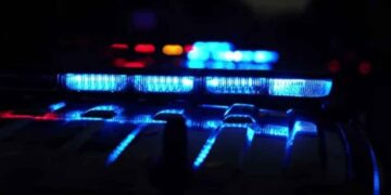 Omite alto y provoca fuerte choque con proyección hacia malla ciclónica en Nuevo Laredo, Tamaulipas