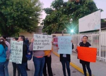 Padres de familia cierran escuela Leona Vicario en Ciudad Victoria, Tamaulipas, por falta de maestro