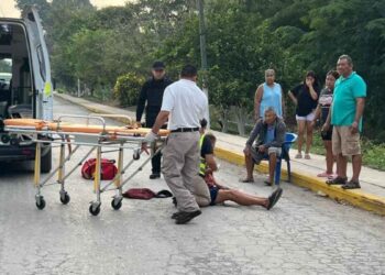 Pareja cae de motocicleta en El Mante