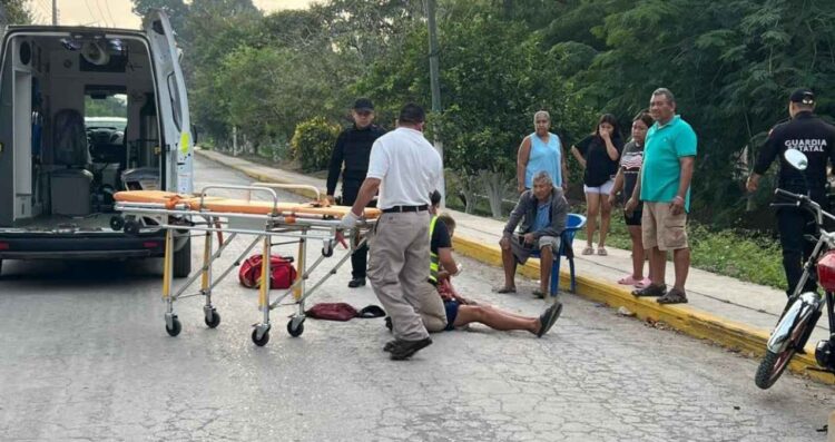 Pareja cae de motocicleta en El Mante