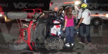 Pareja en presunto estado indebido vuelca “Razer” en Ciudad Victoria, Tamaulipas; dama acaba con el brazo aplastado