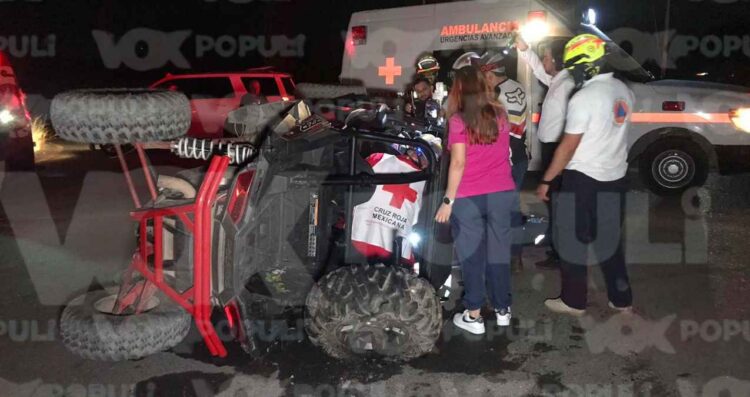 Pareja en presunto estado indebido vuelca “Razer” en Ciudad Victoria, Tamaulipas; dama acaba con el brazo aplastado
