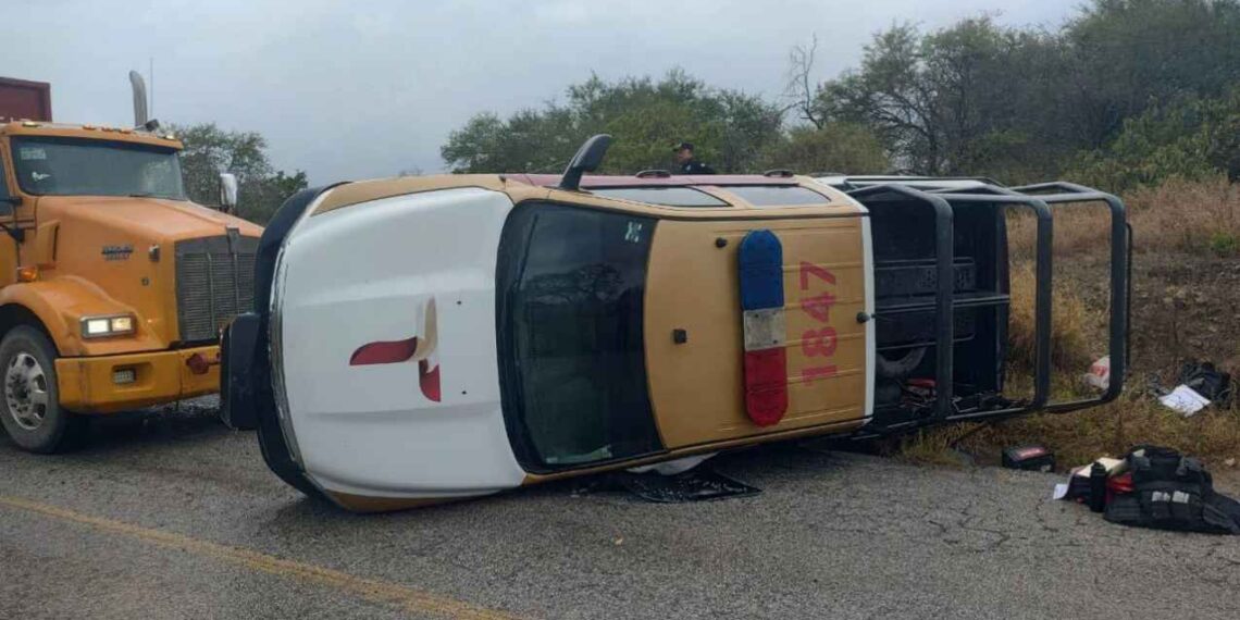 Patrulla de la Guardia Estatal termina volcada en Carretera Xicoténcatl–Estación Calles