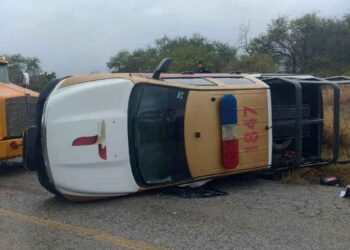 Patrulla de la Guardia Estatal termina volcada en Carretera Xicoténcatl–Estación Calles