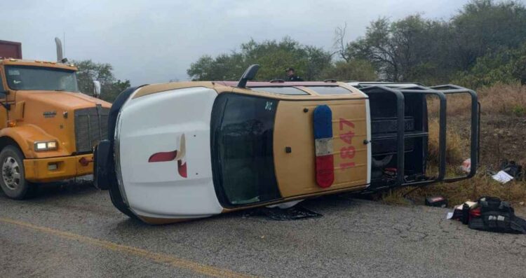 Patrulla de la Guardia Estatal termina volcada en Carretera Xicoténcatl–Estación Calles