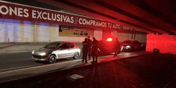 Persecución de 5 kilómetros termina con dos detenidos por robos de autopartes en Monterrey