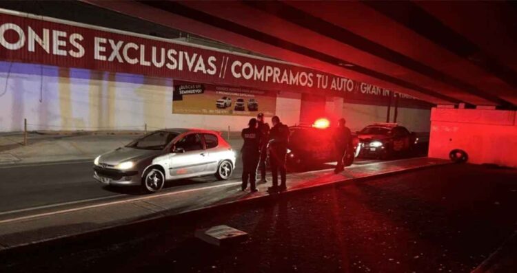 Persecución de 5 kilómetros termina con dos detenidos por robos de autopartes en Monterrey