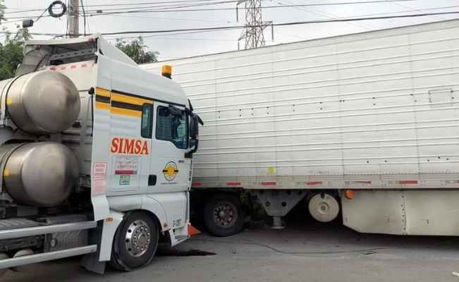 Pipa y tráiler chocan en la Carretera a Monclova en El Carmen, NL; hay un herido