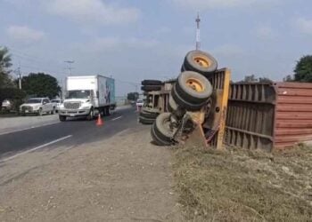 plataforma de tráiler volcada Montemorelos