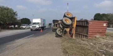 plataforma de tráiler volcada Montemorelos