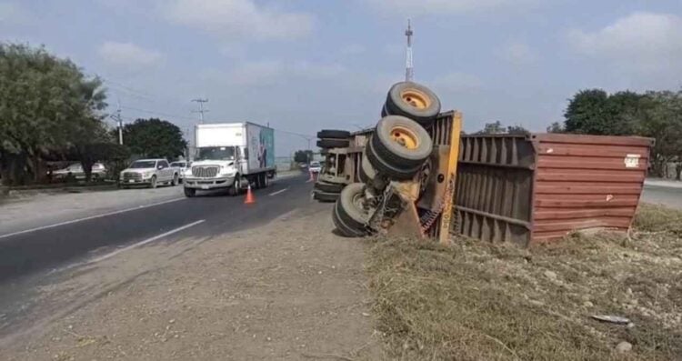 plataforma de tráiler volcada Montemorelos