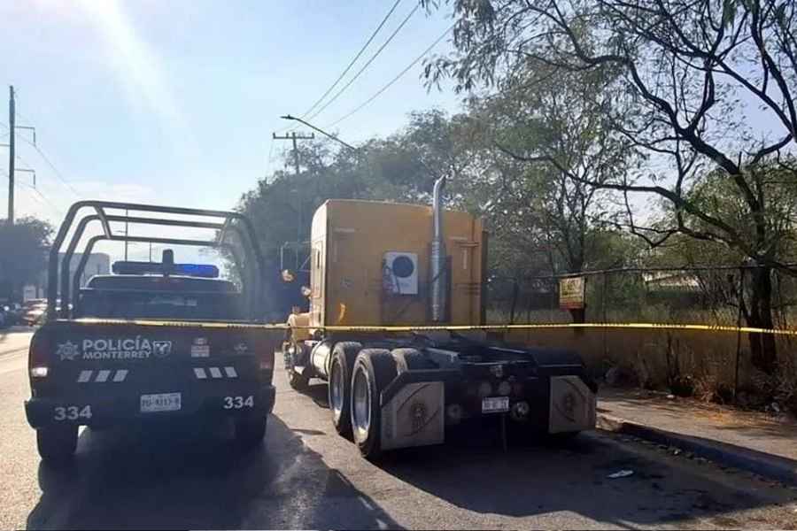 Policía de Monterrey asegura tráiler robado en Salinas Victoria