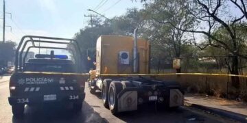 Policía de Monterrey asegura tráiler robado en Salinas Victoria