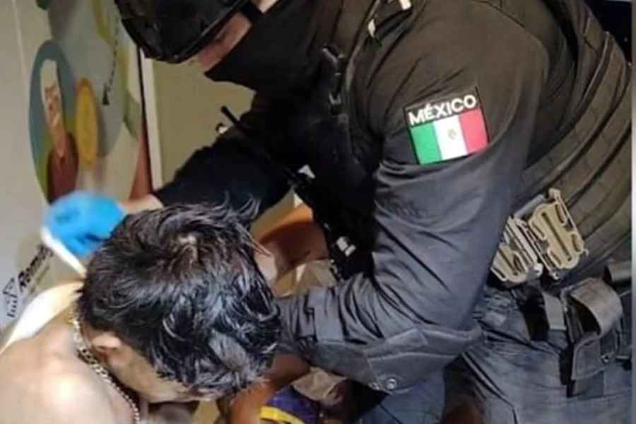 Policía de Monterrey atiende a joven herido con machete durante una riña