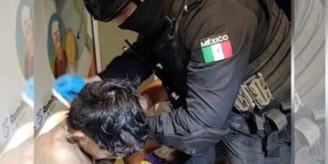 Policía de Monterrey atiende a joven herido con machete durante una riña