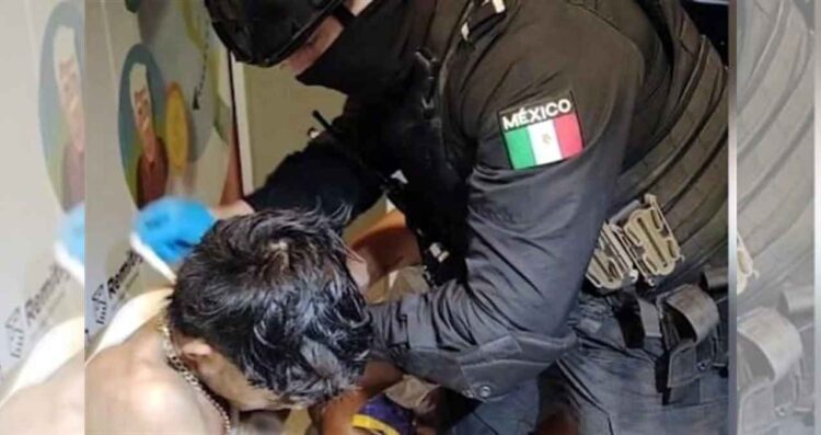 Policía de Monterrey atiende a joven herido con machete durante una riña