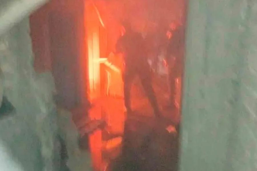 Policías salvan a hombre de incendio en la alcaldía Álvaro Obregón, CDMX