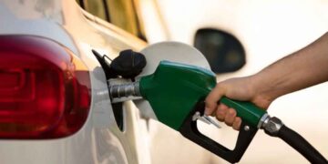 Profeco denuncia a 39 gasolineras ante la FGR por no dar litros completos