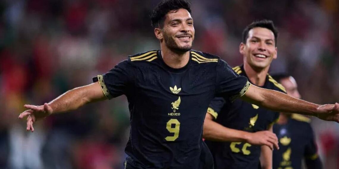 Raúl Jiménez recibe premio de Concacaf por su gol del año