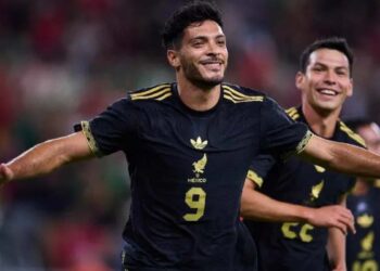 Raúl Jiménez recibe premio de Concacaf por su gol del año
