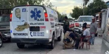 Motociclista repartidor derrapa y termina lesionado en Matamoros, Tamaulipas
