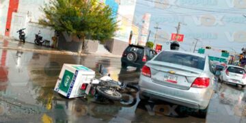 Repartidor y automóvil chocan en Victoria