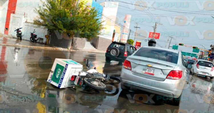 Repartidor y automóvil chocan en Victoria