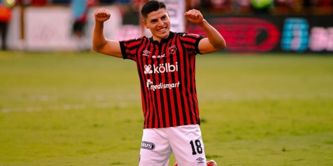 Ronaldo Cisneros revive su mejor versión en Costa Rica con Alajuelense