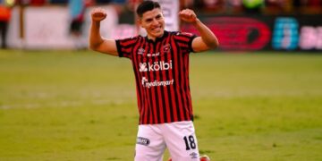 Ronaldo Cisneros revive su mejor versión en Costa Rica con Alajuelense