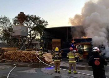 Se incendia empresa de tarimas en el Parque Industrial Escobedo en Nuevo León