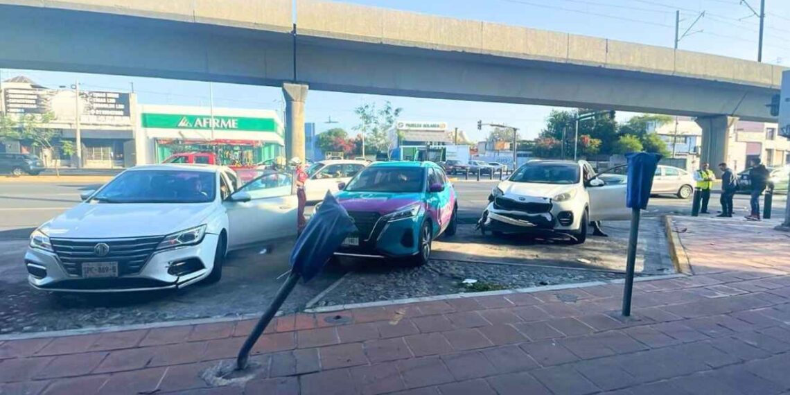Se registra fuerte choque en la Avenida Colón en Monterrey, NL