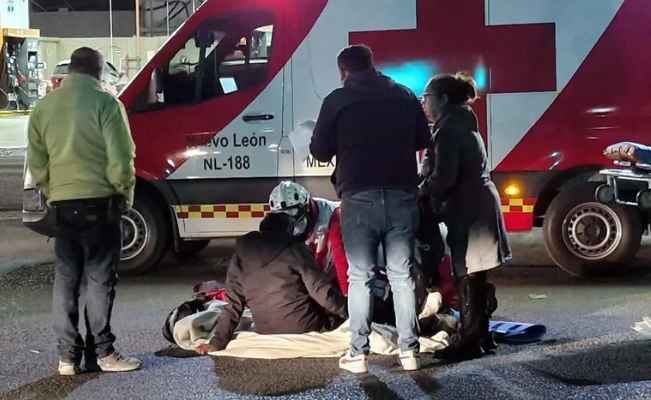 Taxista derriba y lesiona a motociclista en la Avenida Luis Donaldo Colosio de Monterrey, NL