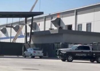 Trabajador resulta herido al tocar un cable de energía en Escobedo, NL