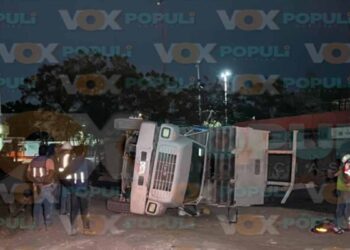 Tractocamión vuelca en central de Victoria