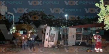 Tractocamión vuelca en central de Victoria