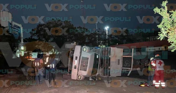 Tractocamión vuelca en central de Victoria