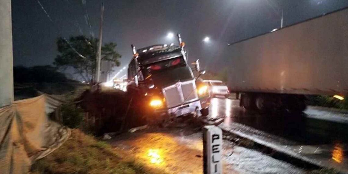 Tráiler derrapa en Guadalupe- Apodaca