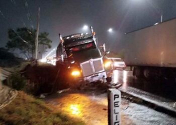 Tráiler derrapa en Guadalupe- Apodaca