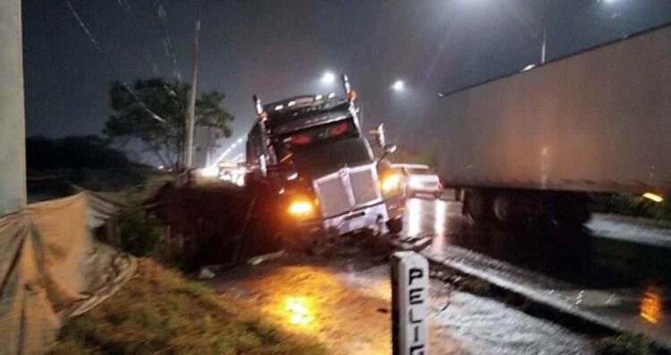 Tráiler derrapa en Guadalupe- Apodaca