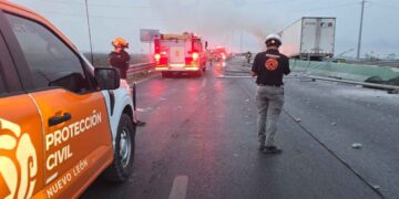 Tráiler derriba postes y se incendia en Apodaca, Nuevo León