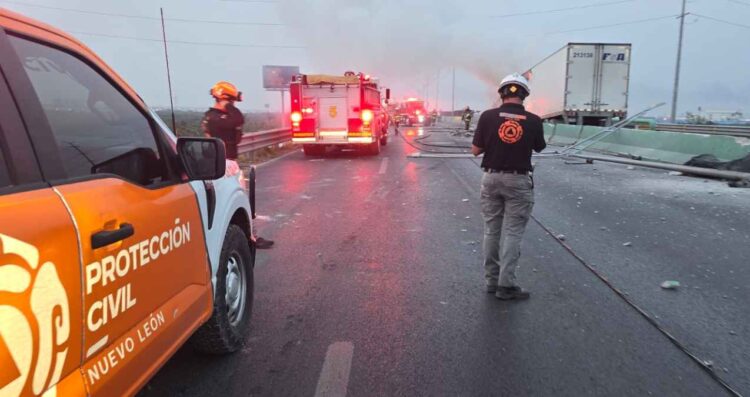 Tráiler derriba postes y se incendia en Apodaca, Nuevo León
