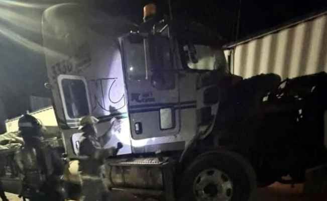 Tráiler se incendia tras un presunto cortocircuito en la Carretera Nacional en Allende, NL