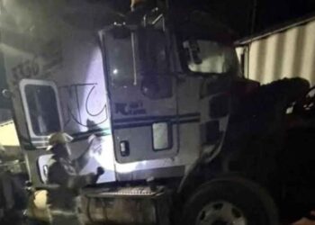 Tráiler se incendia tras un presunto cortocircuito en la Carretera Nacional en Allende, NL
