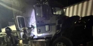 Tráiler se incendia tras un presunto cortocircuito en la Carretera Nacional en Allende, NL